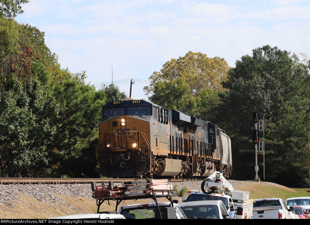 CSX 3177 leads train L619-10 past the signal